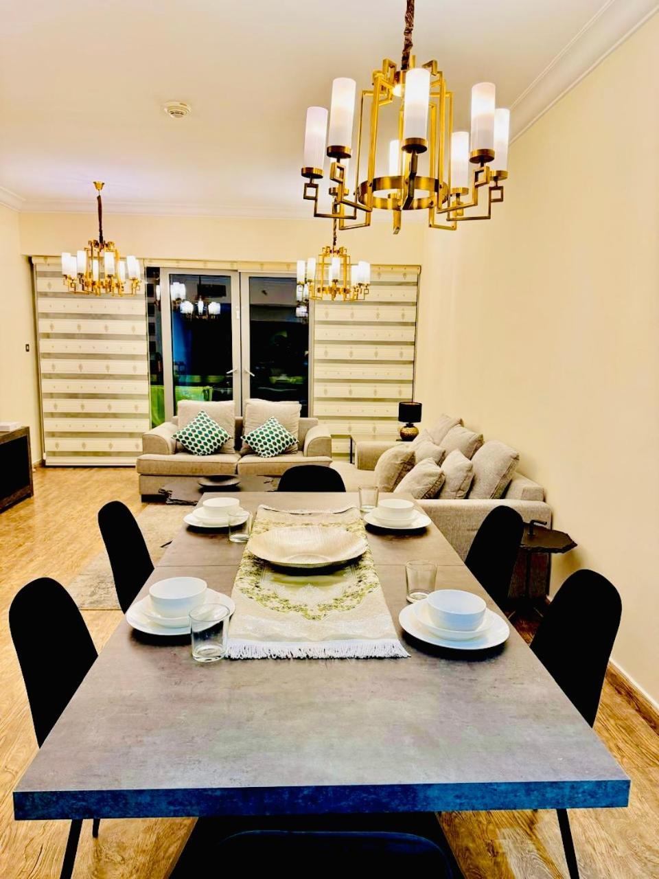 Spacious 2 Bedroom Downtown Appartamento *