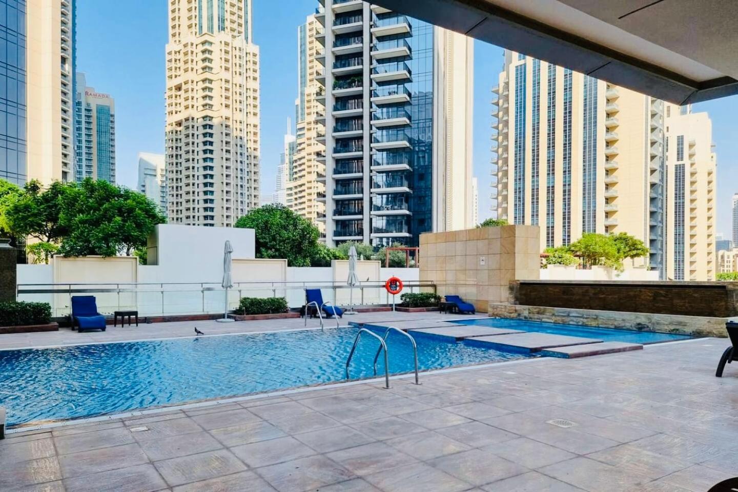 Spacious 2 Bedroom Downtown Appartamento