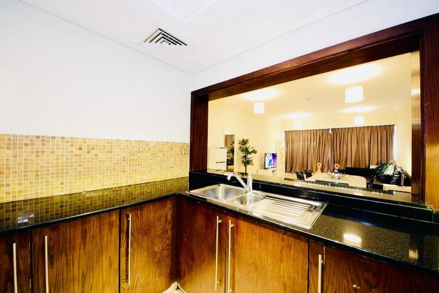 Spacious 2 Bedroom Downtown Appartamento