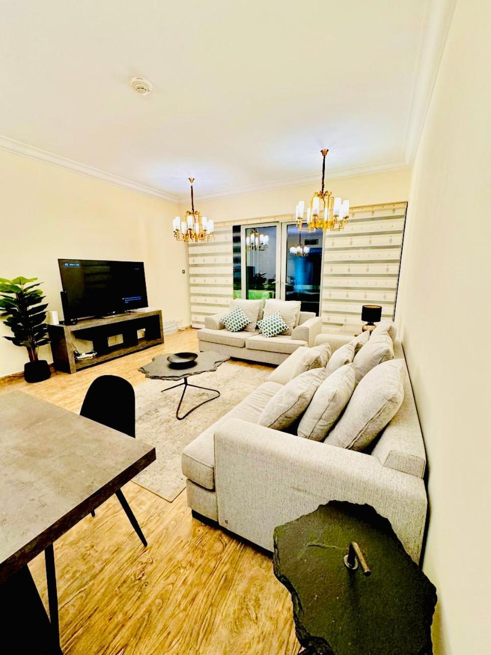 Spacious 2 Bedroom Downtown Appartamento *